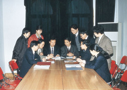 1990年，侯惠民帶領(lǐng)研發(fā)科研人員和企業(yè)科研人員一起交流。1996年侯惠民當(dāng)選中國工程院院士