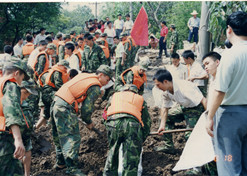 1998年8月15日，太極集團(tuán)派出41名員工組成抗洪搶險(xiǎn)隊(duì)，赴湖北荊州抗洪搶險(xiǎn)。