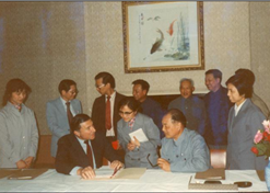 1982年，國藥外貿(mào)與百時(shí)美施貴寶公司合資建立中美上海施貴寶制藥有限公司，中美上海施貴寶是中國第一家中美合資制藥公司。